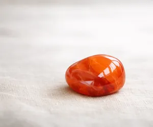 Cornalina: uma pedra preciosa do sangue e do amor