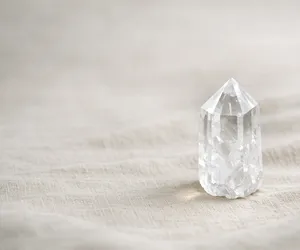 Cristal de Rocha: virtudes e propriedades da pedra fortalecedora