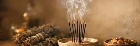 O poder do incenso: quais são as suas virtudes?