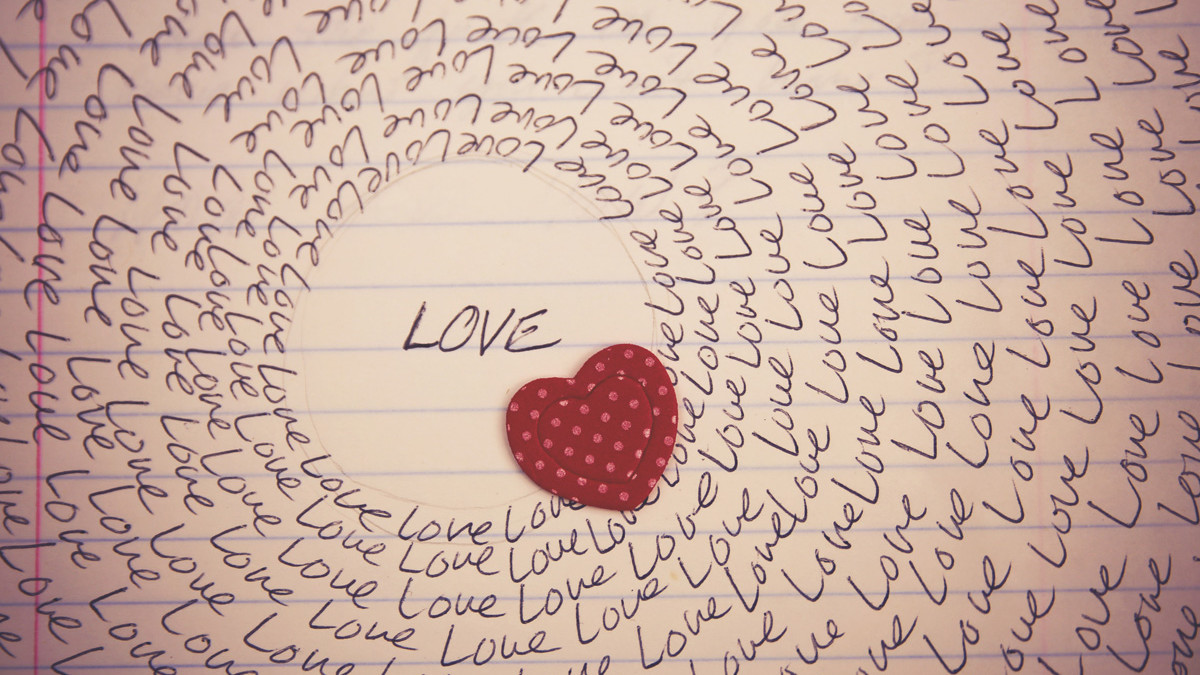 Я тебя люблю текст скопировать в столбик. Много слов люблю. Слово люблю на бумаге. Love много слов на листе. Слова любви.